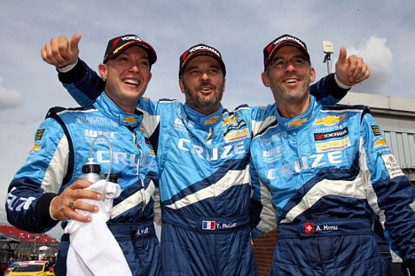 Robert Huff (tv), Yvan Muller og Alain Menu (th) har alle fået fornyet deres kontrakter med Chevrolet WTCC Racing teamet for 2011 sæsonen.
